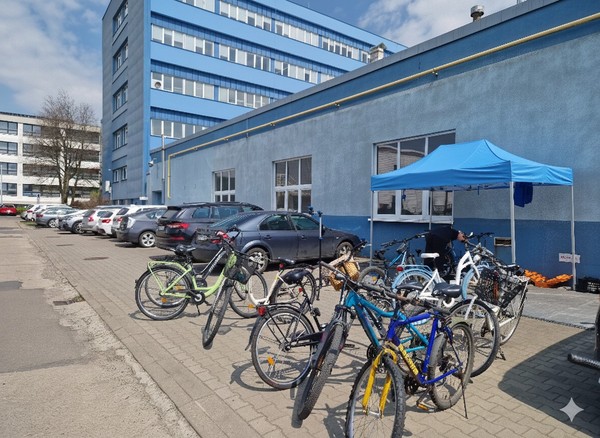 Zdjęcie stanowiska serwisu mobilnego - namiot, rowery